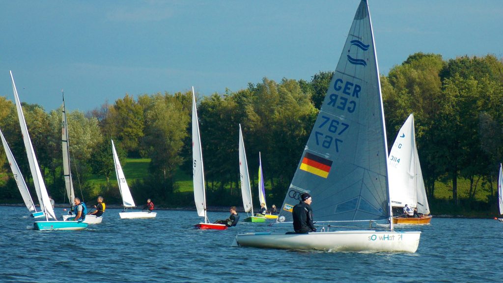 Segelboote auf dem Elfrather See segeln um die Wette