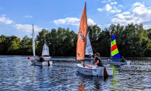 Kinder segeln Optimisten auf dem Elfrather See 2024